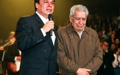 Juan Gabriel DETUVO la Canción a Mitad del Show Cuando vio a un Anciano que lo Protegió en Prisión…