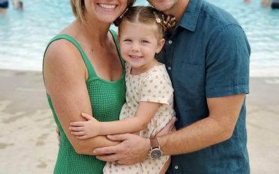 Mi hija de 5 años falleció. Después de su funeral, encontré una memoria USB y una nota de la enfermera que decía: «Tu marido te está…