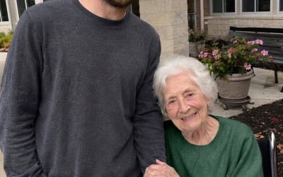 Me hice pasar por el hijo de una anciana en la residencia de ancianos porque su verdadera familia me pagó. Después de que ella falleciera, el