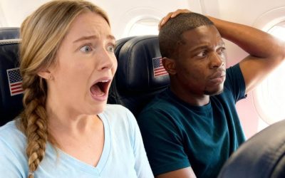 Un padre soltero negro estaba dormido en el asiento 8A… hasta que el capitán pidió un piloto de combate.