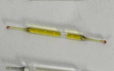 ¿Qué son? Se encontró bajo un armario de baño durante reformas: pequeños tubos de cristal, de 5 cm de largo, llenos de líquido. ¿Alguna idea?