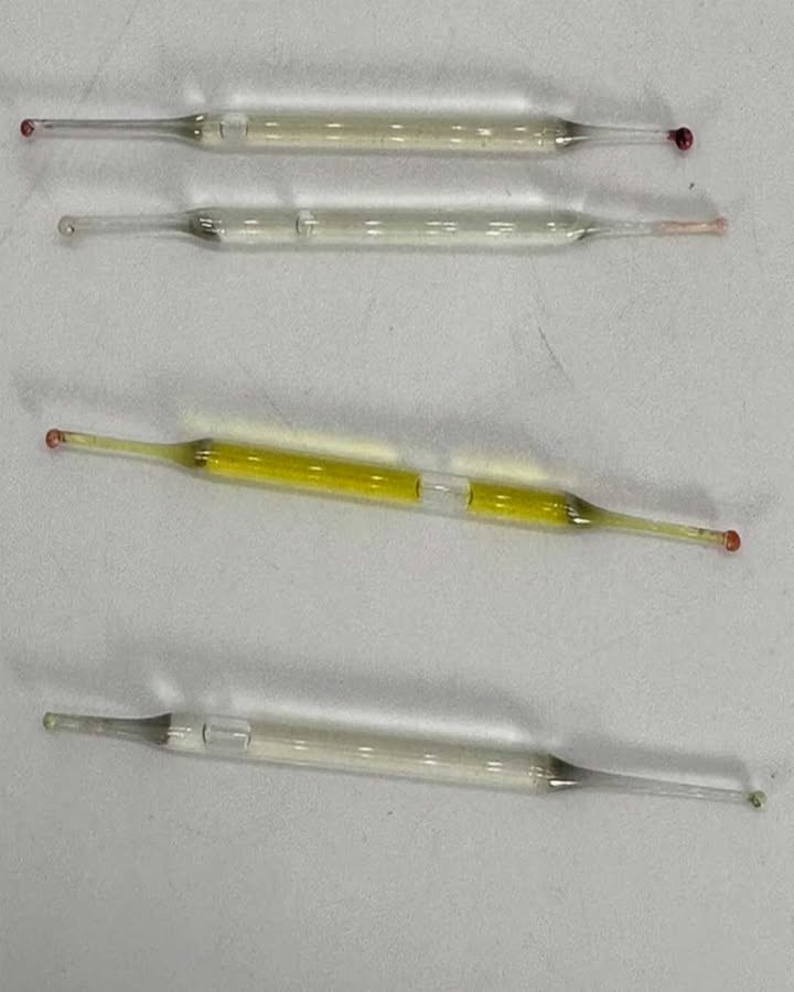 ¿Qué son? Se encontró bajo un armario de baño durante reformas: pequeños tubos de cristal, de 5 cm de largo, llenos de líquido. ¿Alguna idea?