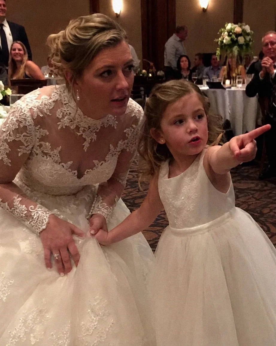 Mi hija tiró de mi vestido de novia y dijo: ‘Vi a mi nuevo papá y al tío Peter hacer algo malo’ – lo que hice después fue un desastre para los 200 invitados