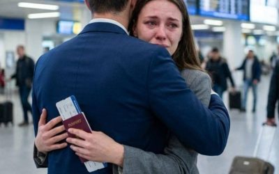 Lloré llevando a mi esposo al aeropuerto para su trabajo de dos años en el extranjero, luego volví a casa y transferí todo antes de solicitar el divorcio.