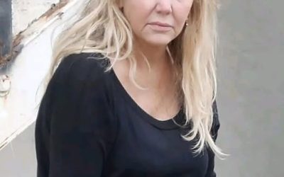 Cuesta creerlo, pero en los 90, todos los hombres se volvían locos por ella; era considerada una de las mujeres más bellas del mundo. Hoy en día, pocos la reconocen. ¿Sabes quién es? La reconocerás en cuanto la veas de joven…