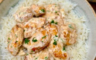 ¿Quién probaría este pollo mezclado con una salsa cremosa? 👇 Tiempo de preparación: 35 minutos Receta en💬 los comentarios