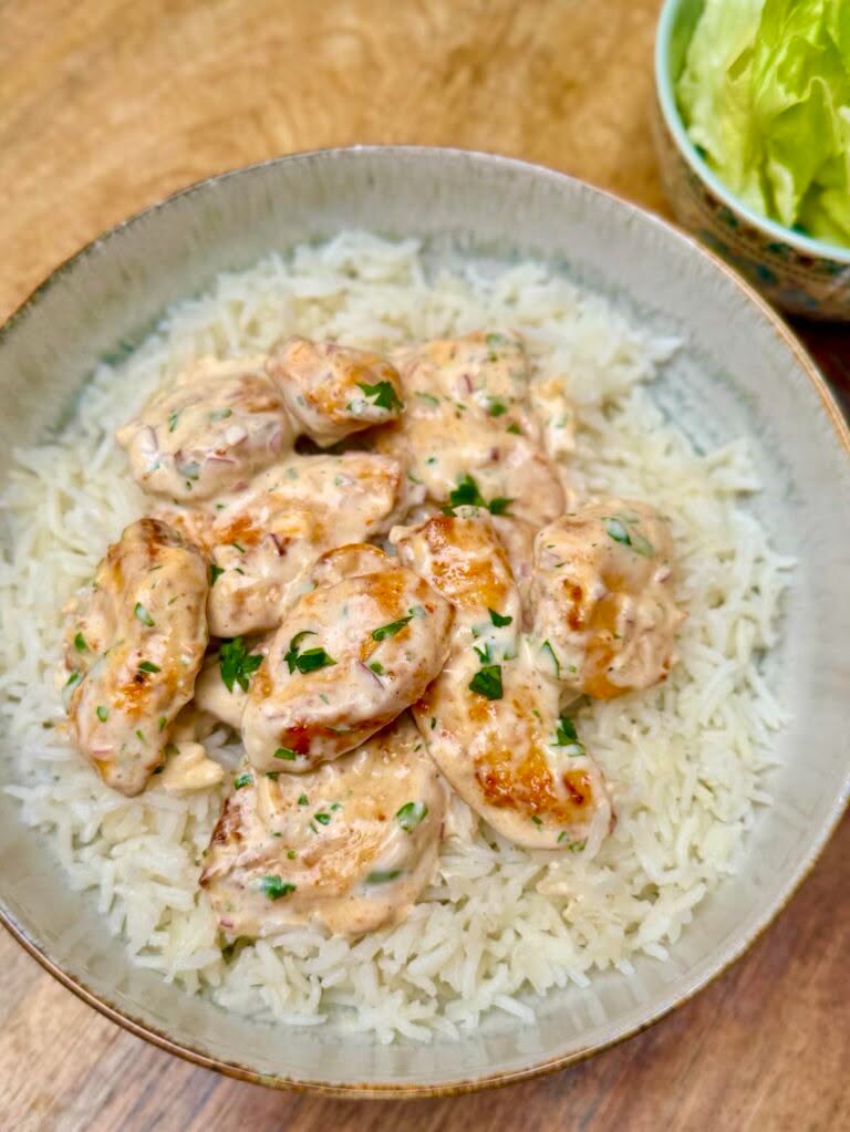 ¿Quién probaría este pollo mezclado con una salsa cremosa? 👇 Tiempo de preparación: 35 minutos Receta en💬 los comentarios