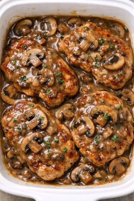 🍄🍗 Pechuga de pollo en salsa cremosa de champiñones… ¡Una receta de lujo con un restaurante! 😍✨