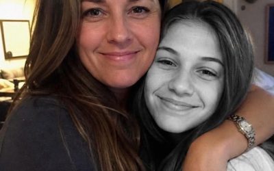 Mi hija de 13 años murió. Unas semanas después, su profesora me llamó y me dijo: “Tu hija te dejó algo en su taquilla. Ven al colegio inmediatamente”. No le desearía a nadie el dolor de perder a un hijo. Cuando mi hija Lily falleció tras una larga enfermedad, una parte de mí murió con ella. Su habitación había permanecido exactamente igual. Su sudadera seguía colgando de la silla. Sus zapatillas rosas seguían cerca de la puerta, como si solo hubiera estado fuera un minuto y estuviera a punto de volver corriendo, gritando: “Mamá, no te enfades, pero…” Pero NUNCA lo hizo. Entonces, un martes por la mañana, sonó mi teléfono. Era su colegio. Casi contesto. “¿Señora Carter?” preguntó una mujer en voz baja. “Soy la señora Holloway, la profesora de inglés de Lily. Siento llamarlo así, pero… Tenemos que llevarlo al colegio.” Me temblaban las piernas. “¿Por qué?” “Lily dejó algo en su taquilla. Solo lo hemos sabido hoy. Pone SU NOMBRE.” No recuerdo el camino hasta el colegio. Cuando entré en el pasillo, estaba vacío, salvo por la señora Holloway y la psicóloga del colegio. Ambos parecían haber llorado. La señora Holloway me entregó un sobre. En la portada, con la letra de Lily, había dos palabras: “PARA MAMÁ.” La abrí con las manos temblorosas. La nota decía: “He guardado una promesa secreta contigo… pero lo hice porque te quiero.” “Debajo había una dirección. Un pequeño trastero no muy lejos de nuestro apartamento. Miré a la profesora, casi sin aliento. Susurró, “Lily me pidió que me lo quedara. Dijo que lo sabrías cuando vieras lo que había dentro.” Pero no lo entendía. No sin antes abrir la puerta del depósito. Al principio pensé que estaba vacío. Luego entré y vi una fila de cajas alineadas contra la pared. Cada uno tenía mi nombre. Abrí la primera caja. Y lo que vi dentro finalmente liberó todas las lágrimas que había contenido durante semanas.” Me desplomé en el suelo frío, me tapé la boca con ambas manos y lloré: “Dios mío, Lily… ¿Qué has hecho?” La historia continúa en los comentarios. ⬇️