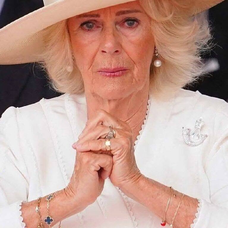 El Palacio de Buckingham confirma el rumor, Camilla Parker Bowles es… Ver más