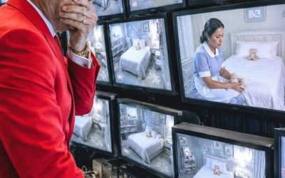 Historia completa: El multimillonario fingió que se iba a Europa… Pero lo que vio captado por cámaras ocultas entre su ama de llaves y sus hijas le dejó sin palabras.