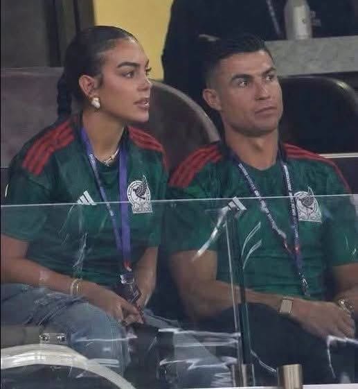 ¿Cristiano Ronaldo llevó una camiseta mexicana durante el Mundial? Esto es lo que sabemos.Para ver más, consulta el primer comentario.