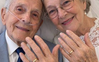 La viuda de 73 años, que no tenía ni idea de que su primer gran amor era un multimillonario, se casó con él según su testamento. Pero la mañana después de su funeral, su abogado le entregó una caja y le dijo: “Caíste en su trampa.” Temblando, levantó la tapa, descubrió el contenido y gritó…