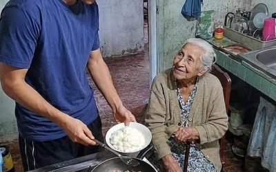 UN ESTUDIANTE UNIVERSITARIO POBRE LIMPIÓ LA CASA DE UNA ANCIANA DURANTE MESES SIN RECIBIR NI UN SOLO PAGO… DESPUÉS DE QUE ELLA MURIERA, ABRIÓ UNA CARTA Y SE QUEDÓ PARALIZADO. Me llamo Diego. Tengo 21 años, soy estudiante de tercer año de universidad en Guadalajara y, como muchos estudiantes sin dinero que intentan salir adelante, aceptaba cualquier trabajo de medio tiempo que pudiera encontrar. Dar clases particulares. Turnos en una cafetería. Cargar cajas. Hacer recados. Cualquier cosa que me ayudara a seguir estudiando y a poner comida sobre la mesa. Entonces, un día, mientras navegaba por un grupo de empleos en Facebook, vi una publicación en la que buscaban a alguien para limpiar la casa de una anciana que vivía sola en un callejón estrecho cerca del centro. El pago no era gran cosa, pero para mí era importante. Se llamaba Carmen. La primera vez que llamé a su puerta, no estaba preparado para lo que iba a ver. Se veía extremadamente frágil. De baja estatura. Cabello completamente blanco. Las manos temblorosas aferradas a un bastón como si fuera lo único que la mantenía en pie. Su casa era pequeña, oscura y desgastada por el paso del tiempo. Dentro, todo parecía detenido en otra época. Una radio averiada descansaba sobre un estante. Viejas fotografías familiares, descoloridas, colgaban torcidas de las paredes. Una antigua cama de madera crujía con cada movimiento. Me contó que padecía artritis severa y presión arterial alta. Caminar incluso unos pocos pasos le resultaba muy difícil, por eso necesitaba que alguien fuera una vez por semana para ayudarla con la limpieza. El trabajo parecía bastante sencillo. Barrer el suelo. Quitar el polvo de los muebles. Lavar algunos platos. Me prometió pagarme 200 pesos por cada visita. Para un estudiante universitario como yo, eso no era dinero de bolsillo. Era el pasaje del autobús, algunas comidas, quizá lo suficiente para respirar unos días más. Así que acepté. Pero después de algunas visitas, empecé a notar cosas que no podía ignorar. Su refrigerador casi siempre estaba vacío. Un par de huevos. Verduras marchitas. A veces solo arroz y un poco de salsa. Eso era todo. Una vez le pregunté por qué vivía así. Ella solo sonrió con tristeza y dijo que sus hijos vivían lejos y que no quería molestarlos. Esa respuesta se quedó conmigo. Así que, después de terminar de limpiar, empecé a quedarme un poco más. Caminaba hasta el mercado, compraba carne o pescado cuando podía permitírmelo y le preparaba algo caliente y de verdad. Eso le encantaba. Cada vez que le ponía delante un plato de sopa o un guiso caliente, sus ojos brillaban de una manera que hacía que toda aquella casa cansada pareciera menos solitaria. A veces el dolor de sus articulaciones era tan fuerte que apenas podía ponerse de pie. En esos días, yo mismo la llevaba al hospital público y me quedaba sentado con ella durante horas hasta que le entregaban su medicina. Una tarde, cuando salíamos del hospital, tomó mi mano con suavidad. Entonces dijo en voz baja: —Me recuerdas mucho a mi hijo menor. Él también era un buen muchacho. No supe qué responder. Quizá porque podía escuchar el dolor detrás de sus palabras. Quizá porque sabía cómo era la soledad, y la suya llevaba años sentada en aquella casa. Así que seguí ayudándola. Semana tras semana. Mes tras mes. Y la verdad es que… nunca me pagó. Ni una sola vez. Siempre tenía una razón. La próxima semana. Después de arreglar unas cosas. Cuando me llegue el dinero. Pronto, Diego. Te lo prometo. Pero, por alguna razón, nunca dejé de ir. Quizá me daba pena. Quizá creía que hablaba en serio. O quizá, en el fondo, sabía que ya no solo estaba limpiando su casa. Le estaba haciendo compañía en el último capítulo de su vida. Entonces, un día, murió. Y pensé que ese era el final de la historia. Pensé que todo el tiempo, el esfuerzo y el trabajo no remunerado desaparecerían con ella. Pero después del funeral, alguien me entregó una única carta que ella había dejado. Mi nombre estaba escrito en el sobre. La abrí esperando encontrar una disculpa. Lo que encontré dentro me dejó completamente conmocionado. Comenta «SÍ» si quieres la Parte 2.— (Verificación de detalles abajo)