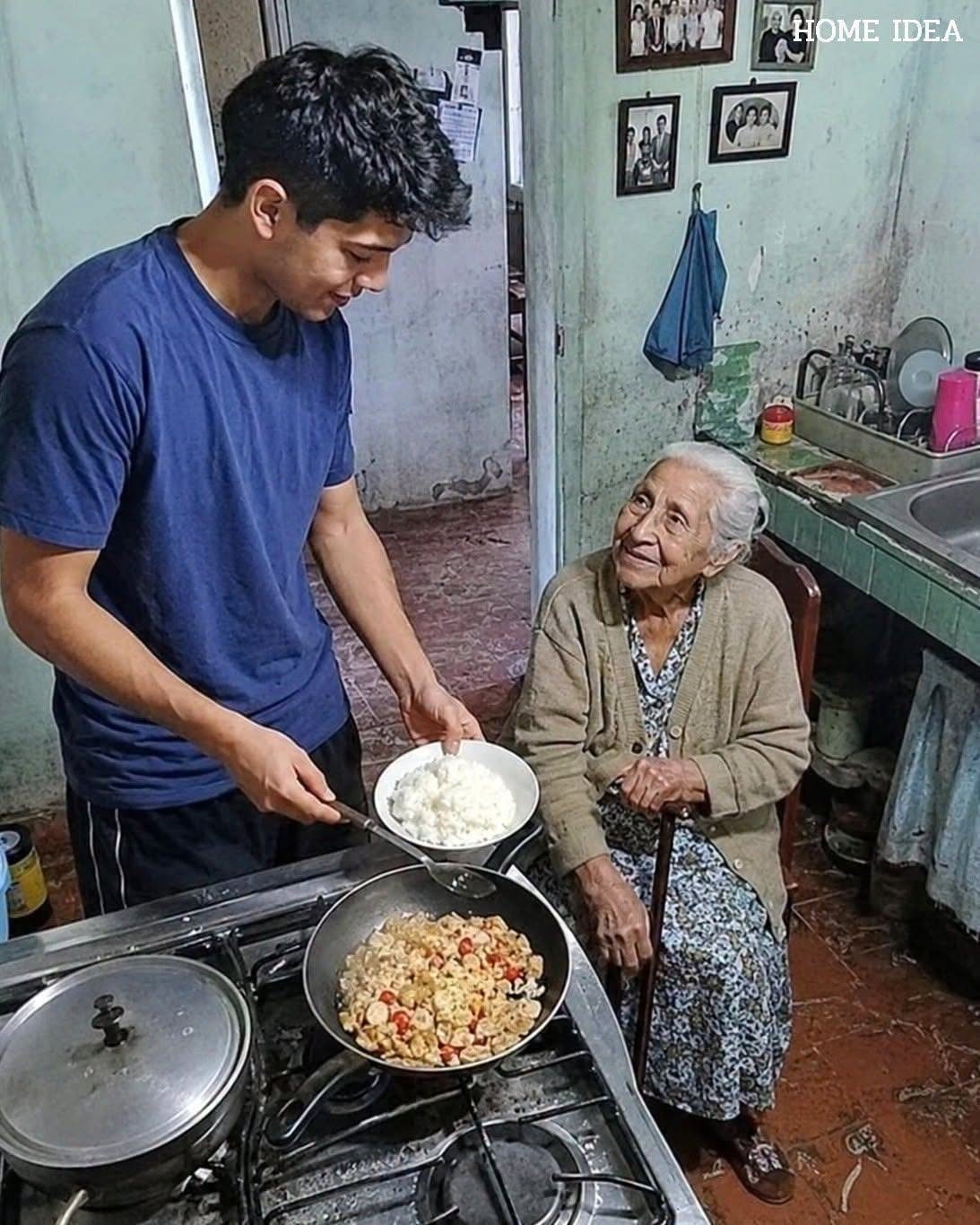 UN ESTUDIANTE UNIVERSITARIO POBRE LIMPIÓ LA CASA DE UNA ANCIANA DURANTE MESES SIN RECIBIR NI UN SOLO PAGO… DESPUÉS DE QUE ELLA MURIERA, ABRIÓ UNA CARTA Y SE QUEDÓ PARALIZADO. Me llamo Diego. Tengo 21 años, soy estudiante de tercer año de universidad en Guadalajara y, como muchos estudiantes sin dinero que intentan salir adelante, aceptaba cualquier trabajo de medio tiempo que pudiera encontrar. Dar clases particulares. Turnos en una cafetería. Cargar cajas. Hacer recados. Cualquier cosa que me ayudara a seguir estudiando y a poner comida sobre la mesa. Entonces, un día, mientras navegaba por un grupo de empleos en Facebook, vi una publicación en la que buscaban a alguien para limpiar la casa de una anciana que vivía sola en un callejón estrecho cerca del centro. El pago no era gran cosa, pero para mí era importante. Se llamaba Carmen. La primera vez que llamé a su puerta, no estaba preparado para lo que iba a ver. Se veía extremadamente frágil. De baja estatura. Cabello completamente blanco. Las manos temblorosas aferradas a un bastón como si fuera lo único que la mantenía en pie. Su casa era pequeña, oscura y desgastada por el paso del tiempo. Dentro, todo parecía detenido en otra época. Una radio averiada descansaba sobre un estante. Viejas fotografías familiares, descoloridas, colgaban torcidas de las paredes. Una antigua cama de madera crujía con cada movimiento. Me contó que padecía artritis severa y presión arterial alta. Caminar incluso unos pocos pasos le resultaba muy difícil, por eso necesitaba que alguien fuera una vez por semana para ayudarla con la limpieza. El trabajo parecía bastante sencillo. Barrer el suelo. Quitar el polvo de los muebles. Lavar algunos platos. Me prometió pagarme 200 pesos por cada visita. Para un estudiante universitario como yo, eso no era dinero de bolsillo. Era el pasaje del autobús, algunas comidas, quizá lo suficiente para respirar unos días más. Así que acepté. Pero después de algunas visitas, empecé a notar cosas que no podía ignorar. Su refrigerador casi siempre estaba vacío. Un par de huevos. Verduras marchitas. A veces solo arroz y un poco de salsa. Eso era todo. Una vez le pregunté por qué vivía así. Ella solo sonrió con tristeza y dijo que sus hijos vivían lejos y que no quería molestarlos. Esa respuesta se quedó conmigo. Así que, después de terminar de limpiar, empecé a quedarme un poco más. Caminaba hasta el mercado, compraba carne o pescado cuando podía permitírmelo y le preparaba algo caliente y de verdad. Eso le encantaba. Cada vez que le ponía delante un plato de sopa o un guiso caliente, sus ojos brillaban de una manera que hacía que toda aquella casa cansada pareciera menos solitaria. A veces el dolor de sus articulaciones era tan fuerte que apenas podía ponerse de pie. En esos días, yo mismo la llevaba al hospital público y me quedaba sentado con ella durante horas hasta que le entregaban su medicina. Una tarde, cuando salíamos del hospital, tomó mi mano con suavidad. Entonces dijo en voz baja: —Me recuerdas mucho a mi hijo menor. Él también era un buen muchacho. No supe qué responder. Quizá porque podía escuchar el dolor detrás de sus palabras. Quizá porque sabía cómo era la soledad, y la suya llevaba años sentada en aquella casa. Así que seguí ayudándola. Semana tras semana. Mes tras mes. Y la verdad es que… nunca me pagó. Ni una sola vez. Siempre tenía una razón. La próxima semana. Después de arreglar unas cosas. Cuando me llegue el dinero. Pronto, Diego. Te lo prometo. Pero, por alguna razón, nunca dejé de ir. Quizá me daba pena. Quizá creía que hablaba en serio. O quizá, en el fondo, sabía que ya no solo estaba limpiando su casa. Le estaba haciendo compañía en el último capítulo de su vida. Entonces, un día, murió. Y pensé que ese era el final de la historia. Pensé que todo el tiempo, el esfuerzo y el trabajo no remunerado desaparecerían con ella. Pero después del funeral, alguien me entregó una única carta que ella había dejado. Mi nombre estaba escrito en el sobre. La abrí esperando encontrar una disculpa. Lo que encontré dentro me dejó completamente conmocionado. Comenta «SÍ» si quieres la Parte 2.— (Verificación de detalles abajo)