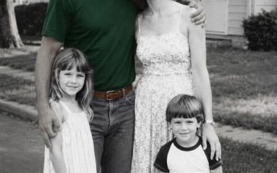 Mi mujer llevó a nuestro hijo y a nuestra hija de viaje, y nunca volvieron – 40 años después, encontré una caja escondida en el colchón de mi hija que me heló la sangre