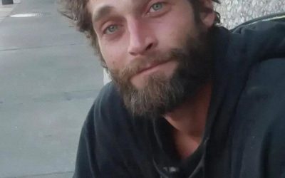 Me casé con un hombre sin hogar para molestar a mis padres; un mes después volví a casa y me quedé en shock con lo que vi.