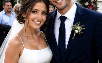Mi padre me desterró de su vida en cuanto me casé con su chófer. Ocho años después, volvió a ver a sus nietos por primera vez y, en cuanto los vio, rompió a llorar y exclamó: “¿Cómo es posible?” Durante veintitrés años, la casa de mi padre tuvo reglas estrictas. Todo tenía su lugar: qué comer, cómo comportarse, qué colegios eran importantes, qué familias eran “aceptables” e incluso quién era digno de amar a su hija. Tenía veintisiete años cuando finalmente rompí todas y cada una de sus reglas. Liam había trabajado como chófer de mi padre durante seis años. Conocía cada calle, cada verja, cada silencio en su Mercedes negro. A diferencia de la gente en el mundo de mi padre, él nunca me trató como un objeto invisible o decorativo. Era tranquilo, fiable y amable. Cuando le dije a mi padre que me iba a casar con él, se rió suavemente, como si hubiera cometido un error infantil. “No vas a traer a este hombre a nuestra familia”, dijo fríamente. Mis manos se quedaron congeladas bajo la mesa del comedor. Liam estaba a mi lado con un traje azul oscuro sencillo, el mismo que llevaba cuando acompañaba a mi padre a eventos y cenas benéficas. “Tiene nombre”, dije con firmeza. Mi padre finalmente le miró, indiferente. “No”, respondió. “Tiene un lugar.” En ese momento, todo en mí se rompió. A la mañana siguiente ya no tenía acceso. Mi cuenta bancaria estaba bloqueada. La puerta ya no se abría para mí. La mujer que me crió me prohibió volver a entrar. Me habían agotado. Durante ocho años hubo silencio. No cuando nació mi hijo. No cuando mi hija luchaba por su vida en la unidad de cuidados intensivos. No cuando Liam trabajaba en turnos de noche para que yo pudiera completar mi formación como enfermera y alimentar a nuestra familia. La rabia nunca cesaba, especialmente en los cumpleaños cuando mis hijos me preguntaban por qué solo había un abuelo en las fotos antiguas. Luego, un domingo, todo cambió. Un coche negro se detuvo frente a nuestra pequeña casita amarilla. Mi padre bajó, mayor y demacrado, sujetando una bolsa de regalo plateada como si llevara el peso de su orgullo. Liam se quedó paralizado a mi lado. Mis hijos salieron corriendo antes de que pudiera detenerlos. Mi padre miró primero a mi hijo… Luego mi hija. Su rostro se volvió pálido como un tomate. Dejó caer la bolsa de regalo en los escalones. Y entonces gritó: “¿Cómo es posible?” La historia completa en el primer comentario 👇👇