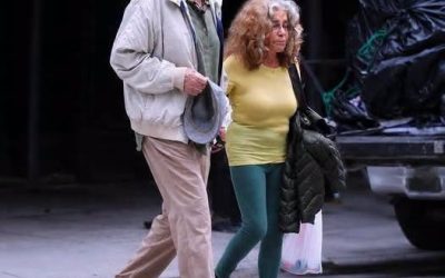 El legendario actor y su pareja de toda la vida fueron vistos paseando por las calles de Nueva York y son casi irreconocibles en comparación con su época dorada en Hollywood. Los fans quedaron encantados con este momento privado con el icono del cine y pudieron ver su vida lejos de la alfombra roja. ¿Reconoces a los dos? Lee el primer comentario para descubrir quiénes son.