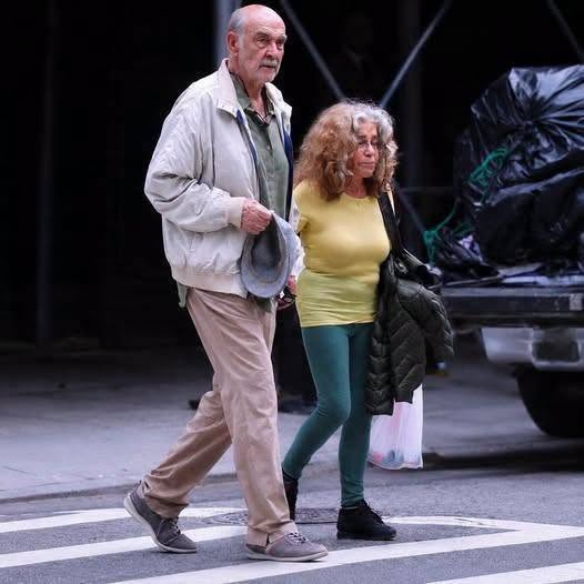 El legendario actor y su pareja de toda la vida fueron vistos paseando por las calles de Nueva York y son casi irreconocibles en comparación con su época dorada en Hollywood. Los fans quedaron encantados con este momento privado con el icono del cine y pudieron ver su vida lejos de la alfombra roja. ¿Reconoces a los dos? Lee el primer comentario para descubrir quiénes son.