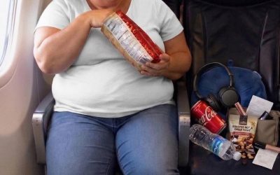 Una mujer grosera ocupó el asiento junto a la ventana que había reservado especialmente para mi hija autista de seis años. El piloto entonces le enseñó una lección que nunca olvidaría. Mi hija Emma, de seis años, es autista. Después de que mi marido muriera hace dos años, decidí que era hora de algo normal: unas simples vacaciones de playa de cuatro días. Iba a ser su primer vuelo, y yo había reservado los asientos 7A en la ventanilla para Emma y 7B para mí. Esto era importante para ella, porque la vista del cielo y la luz del sol la calmaban cuando tenía una rabieta. Cuando llegamos a nuestra fila, ya había una mujer sentada en la 7A. Le dije: “Disculpe, creo que estos son nuestros asientos.” Ella resopló con desprecio y dijo que también había pagado el asiento de la ventana. Una azafata revisó nuestras tarjetas de embarque, suspiró y dijo: “Lo siento mucho. Cambiaron de avión esta mañana.” Algunos pasajeros fueron reprogramados automáticamente y se produjo un error. Este asiento había sido asignado por error a dos pasajeros. Le expliqué que Emma necesitaba absolutamente un asiento junto a la ventana. La azafata se acercó a la mujer y le preguntó educadamente si estaría dispuesta a mudarse a un asiento libre unas filas más atrás. La mujer frunció el ceño y dijo: “He pagado un asiento junto a la ventana y no voy a cambiarme. Ese no es mi problema.” La miré con severidad y le dije: “Por favor, señora. También pagué un asiento junto a la ventana, y es importante para mi hija.” Ella respondió: “¿Por qué debería cambiar? Estoy sentado cómodamente.” No quería montar un escándalo delante de mi hija, así que fuimos. Nos sentamos en los asientos vacíos sin ventanas, y recé por dentro para que Emma no montara una rabieta durante las cinco horas de vuelo. Tras el despegue, el piloto saludó a todos los pasajeros por los altavoces a bordo. Luego dijo: “Tenemos un regalo muy especial para el pasajero del asiento 7A. Eres el pasajero número 400 de nuestra aerolínea.” Una azafata trajo una caja. La mujer sonrió, la abrió y gritó: “¿¡Cómo te atreves?!” Los pasajeros en la cabina se giraron asombrados al ver lo que había pasado. Lee el resto de la historia en el primer comentario 👇👇👇