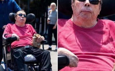 ¿Reconoces a este hombre? 👀 Esta rara foto de paparazzi muestra al actor de 79 años haciendo una aparición pública poco destacable, años después de haber luchado contra una grave enfermedad que cambió profundamente su vida. 😲📸 Pero su legado e influencia no se han roto. ❤️ Conocido por sus papeles memorables y actuaciones sobresalientes, sigue siendo una personalidad popular entre los fans de todo el mundo. 🌟🎬 ¿Puedes adivinar quién es? 👀👇👉 ¡Puedes encontrar la respuesta en el primer comentario! 📸⬇️⬇️