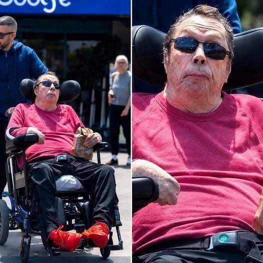 ¿Reconoces a este hombre? 👀 Esta rara foto de paparazzi muestra al actor de 79 años haciendo una aparición pública poco destacable, años después de haber luchado contra una grave enfermedad que cambió profundamente su vida. 😲📸 Pero su legado e influencia no se han roto. ❤️ Conocido por sus papeles memorables y actuaciones sobresalientes, sigue siendo una personalidad popular entre los fans de todo el mundo. 🌟🎬 ¿Puedes adivinar quién es? 👀👇👉 ¡Puedes encontrar la respuesta en el primer comentario! 📸⬇️⬇️