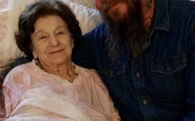 Mi madre de 81 años contrató a un motociclista con muchos tatuajes como cuidador; cuando descubrí el motivo, me quedé de piedra.