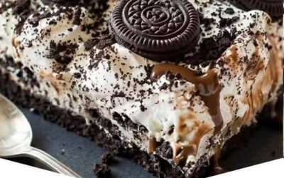¡Este pastel de helado Oreo es el postre definitivo que no tienes que hornear! Cremoso, achocolatado e increíblemente fácil de preparar, perfecto para cualquier ocasión. 👇¡Puedes encontrar la receta completa en el primer comentario!