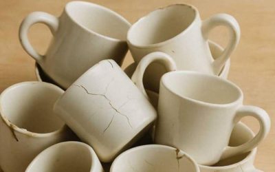 No tires más tazas agrietadas o dañadas. Aquí tienes 10 consejos brillantes para reutilizarlos en casa.